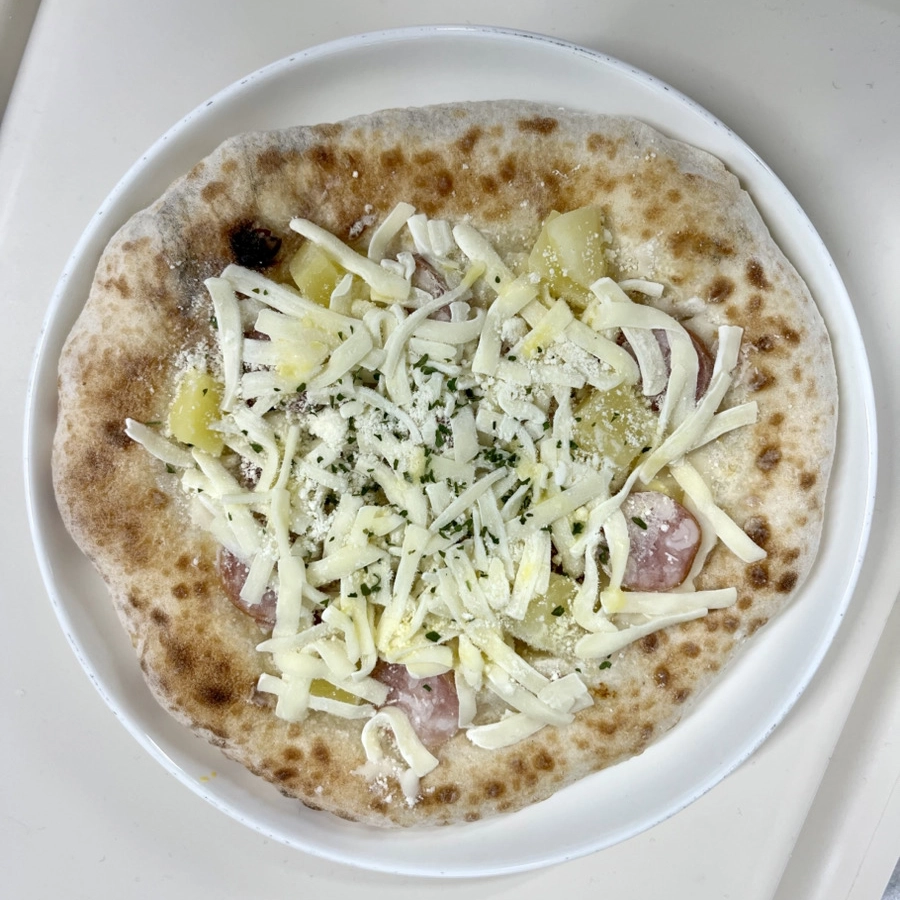 伊吹ハムビアンコのピザ